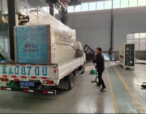 大棚棉被第四條生產(chǎn)線，三米棉被機(jī)到廠進(jìn)行安裝調(diào)試
