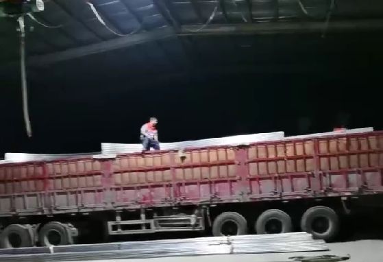 天黑了，發(fā)貨裝車依然加班進行中，服務(wù)好更多的客戶